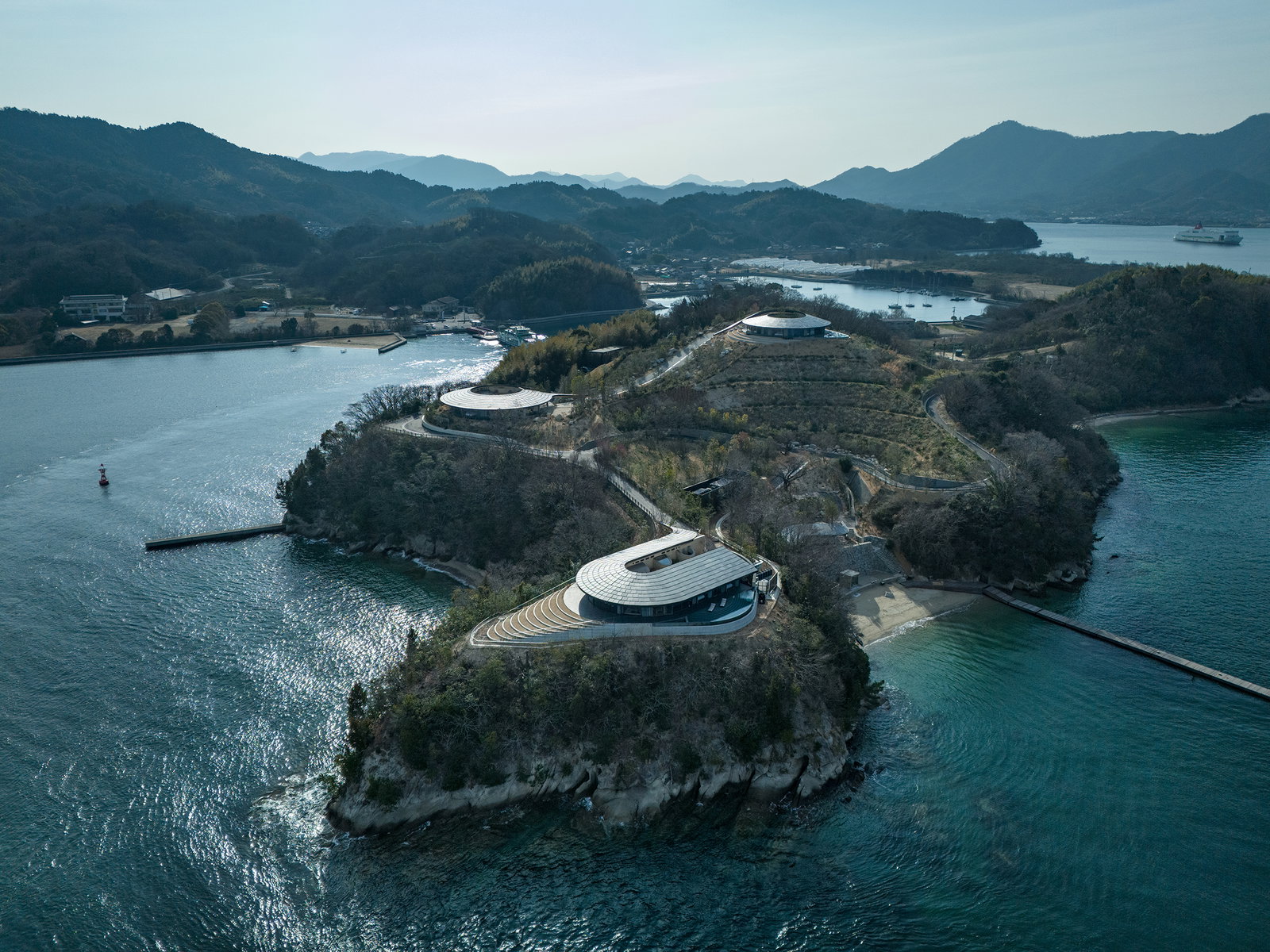 BIG bouwt drie villa's van aarde op een Japans eiland